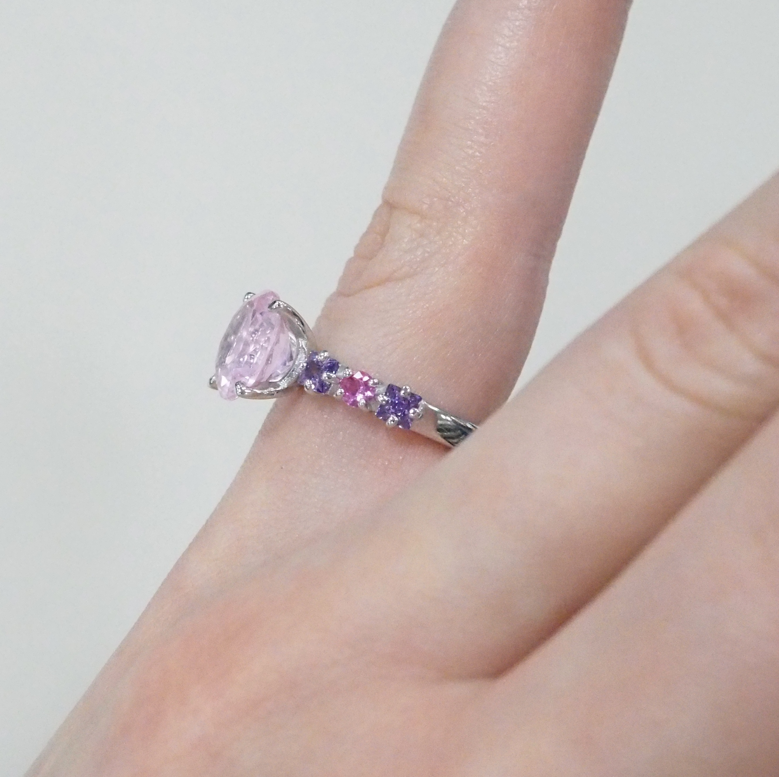 Серебряное кольцо с ювелирным кристаллом